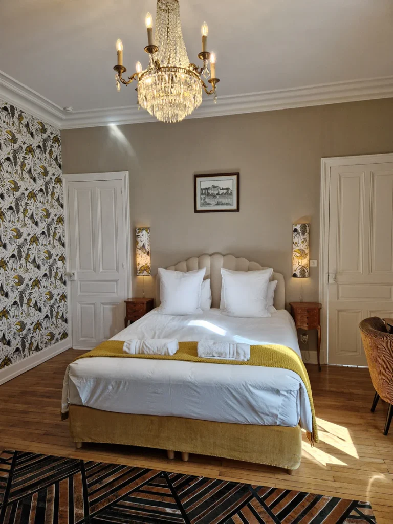 La chambre Aux Oiseaux, Lit Queen Size 160 x 200 cm