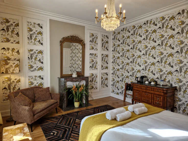 La chambre Aux Oiseaux dispose d'une cheminée en marbre d'époque en décoration.
