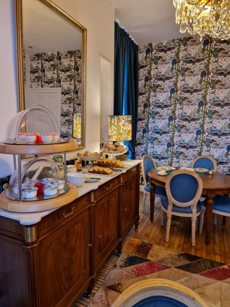 Viennoiseries, pains et une large sélection de confitures maison.