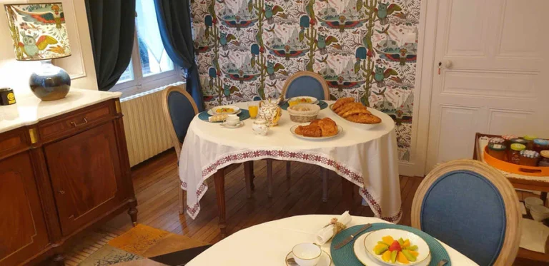 Chaque chambre dispose de sa table individuelle.