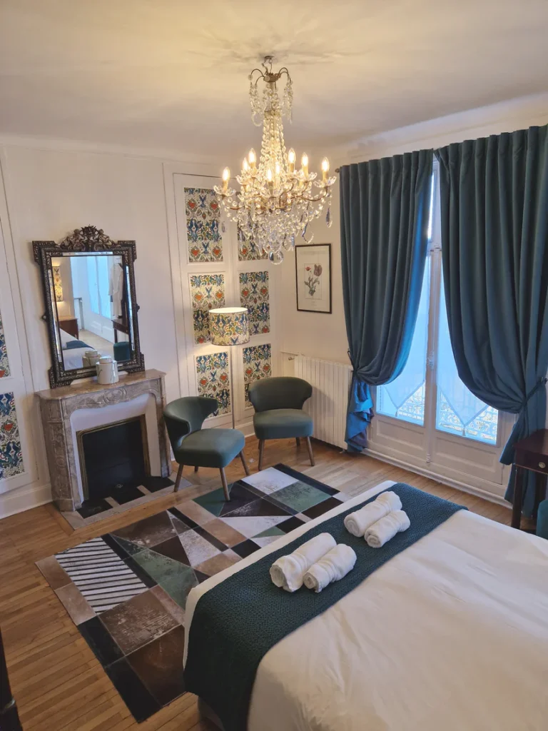 La cheminée en marbre de la chambre