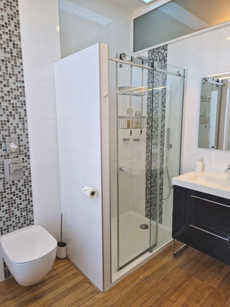 Salle d'eau privative, douche à l'italienne.