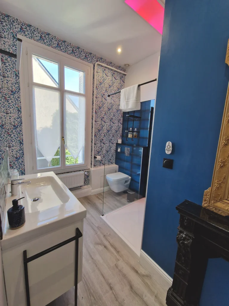 La salle de bain de la chambre bleue.