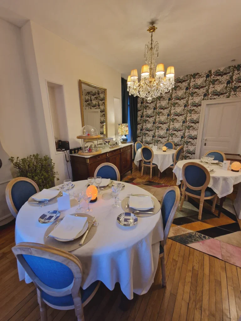 Chaque chambre dispose de sa table individuelle