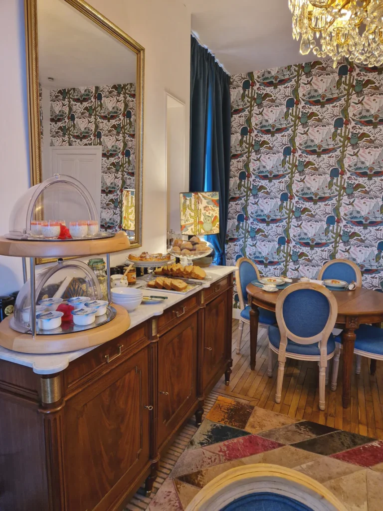 Viennoirseries, pains et une large sélection de confitures maison