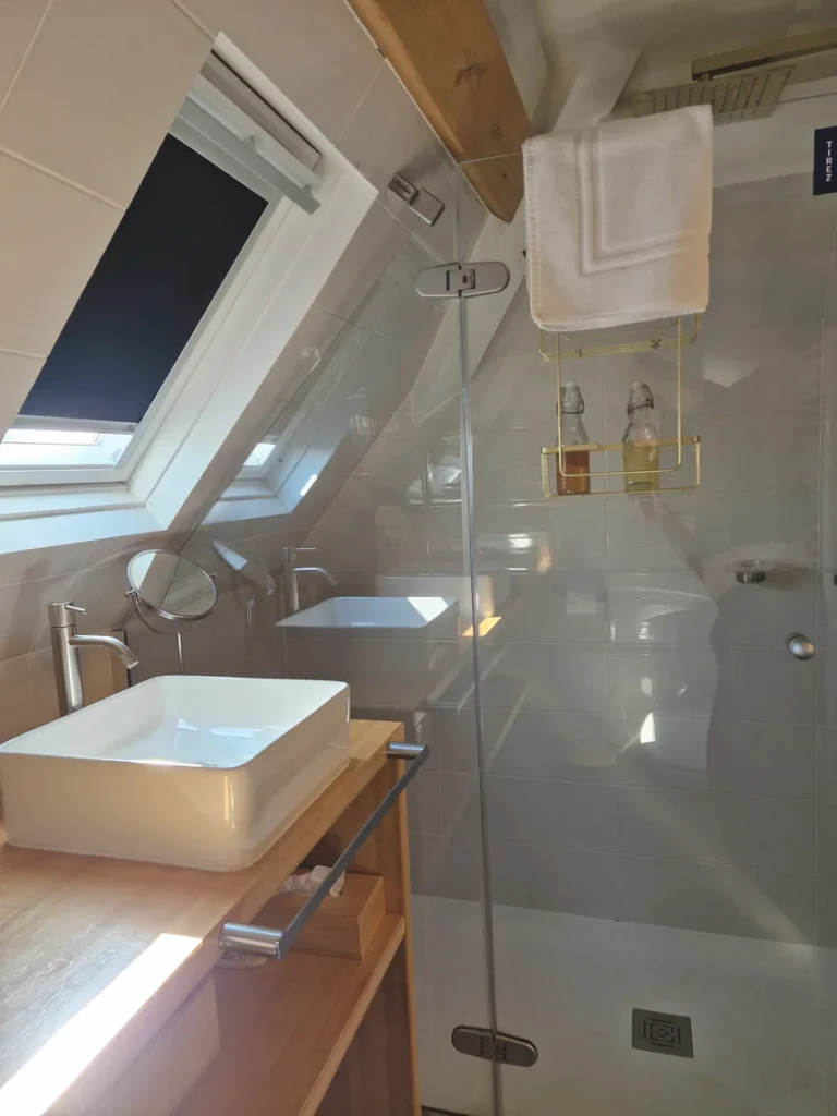 La salle de bains de la chambre des secrets. 2 lavabos, toilettes suspendues et une douche à l'italienne de 160 x 80 cm.