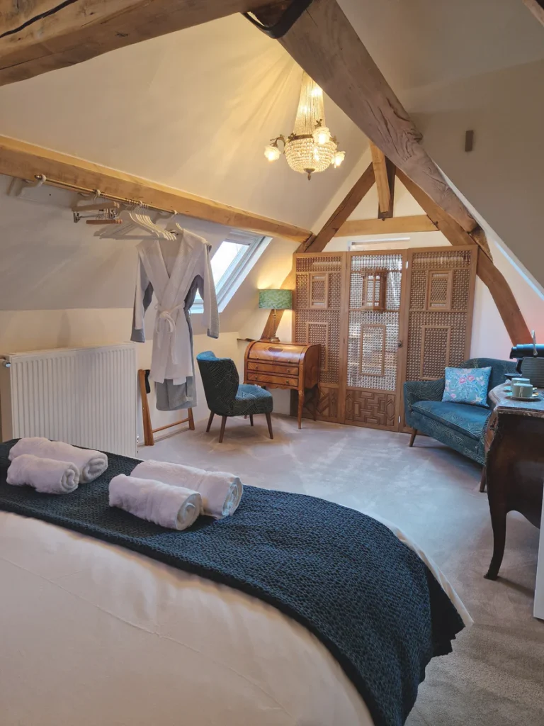 Le chef-d'œuvre de la chambre : un moucharabieh sépare la salle de bains de la chambre.