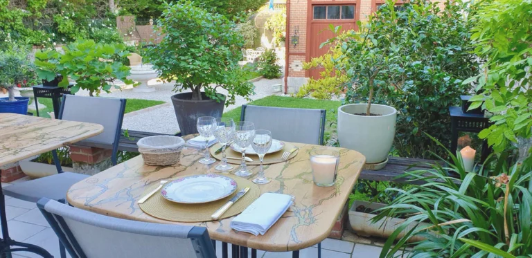 Chaque chambre dispose de sa table individuelle